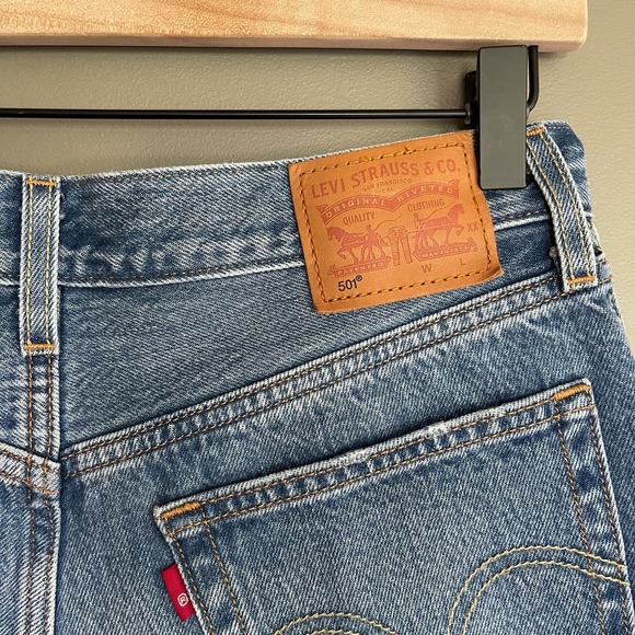 LEVI'S 501 Shorts Back To Your Heart Size 26 Cutoff Light Blue Rinse Distressed - Picture 12 of 16